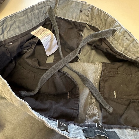 Vince slim fit / Griffith Short with minor snag - Picture 6 of 7